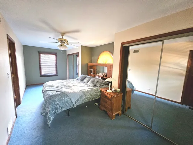 $349,900 | 424 Green View Drive, Park City, IL 60085