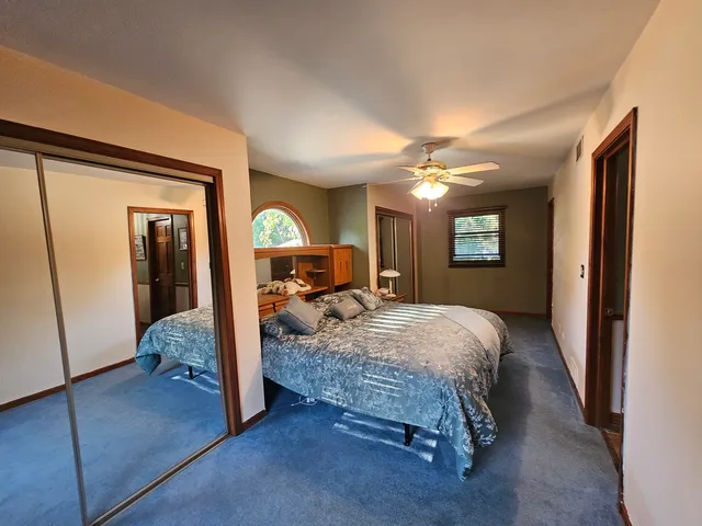 $349,900 | 424 Green View Drive, Park City, IL 60085