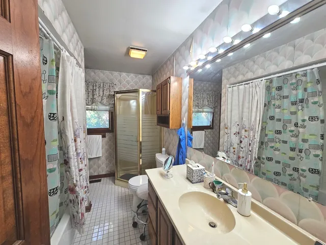 $349,900 | 424 Green View Drive, Park City, IL 60085