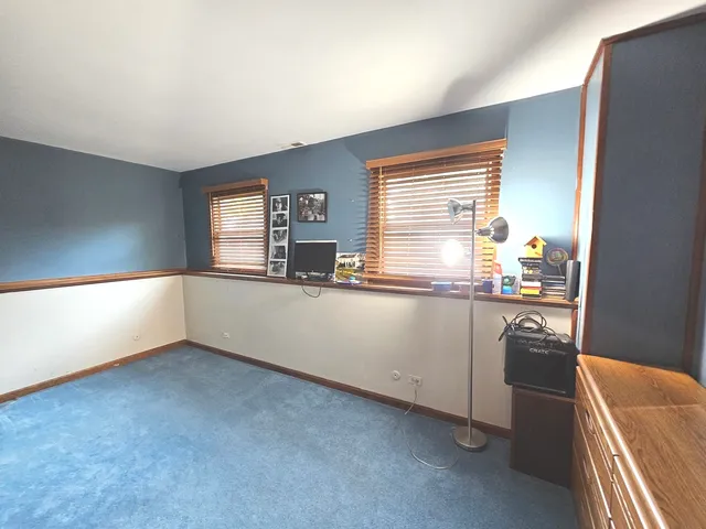 $349,900 | 424 Green View Drive, Park City, IL 60085