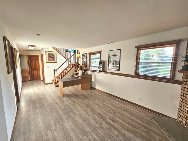 $349,900 | 424 Green View Drive, Park City, IL 60085