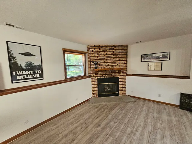 $349,900 | 424 Green View Drive, Park City, IL 60085