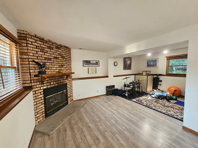 $349,900 | 424 Green View Drive, Park City, IL 60085