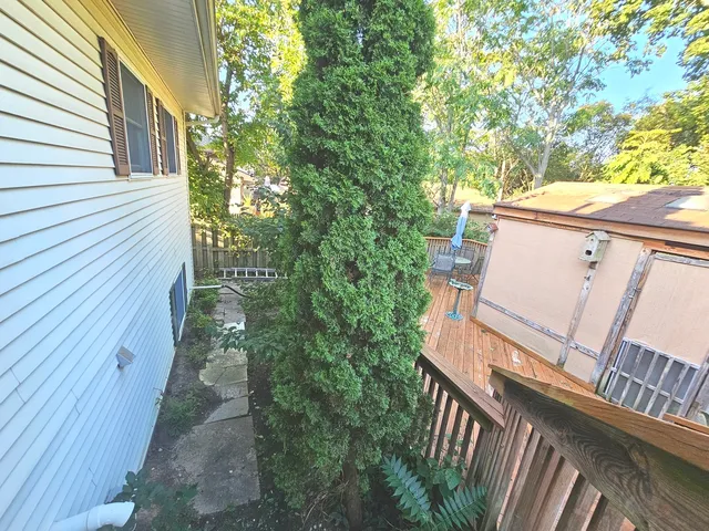 $349,900 | 424 Green View Drive, Park City, IL 60085