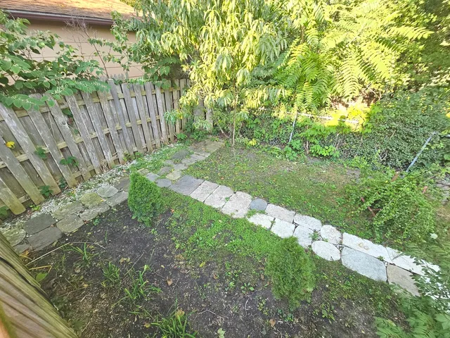 $349,900 | 424 Green View Drive, Park City, IL 60085