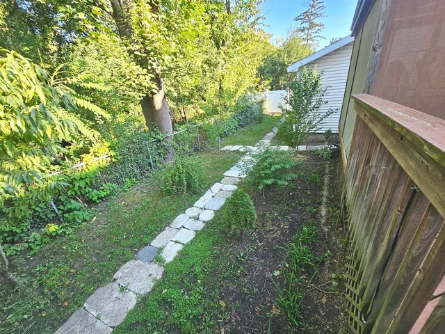 $349,900 | 424 Green View Drive, Park City, IL 60085