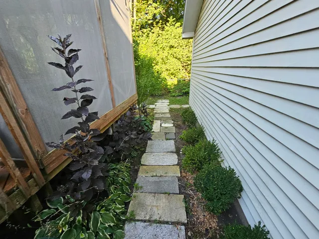 $349,900 | 424 Green View Drive, Park City, IL 60085