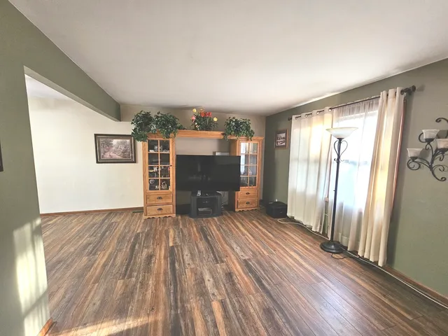 $349,900 | 424 Green View Drive, Park City, IL 60085