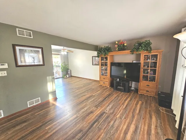 $349,900 | 424 Green View Drive, Park City, IL 60085