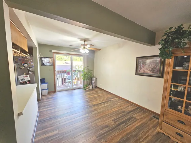 $349,900 | 424 Green View Drive, Park City, IL 60085