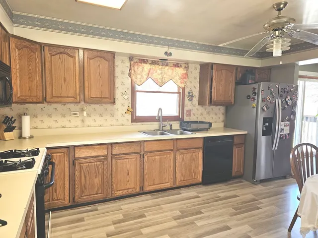 $349,900 | 424 Green View Drive, Park City, IL 60085