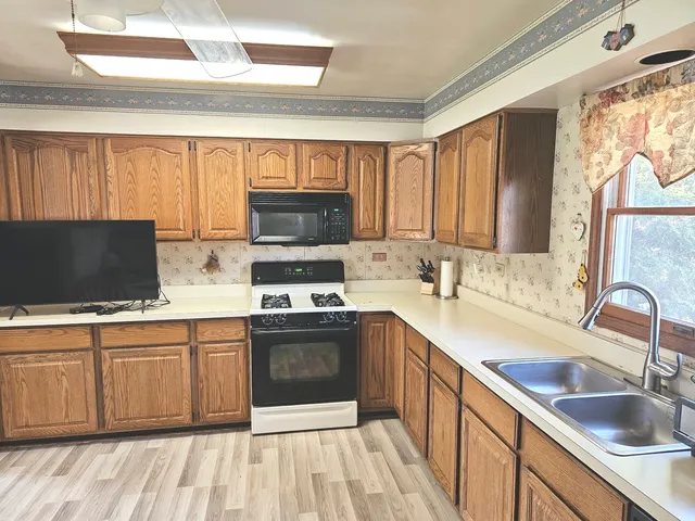 $349,900 | 424 Green View Drive, Park City, IL 60085