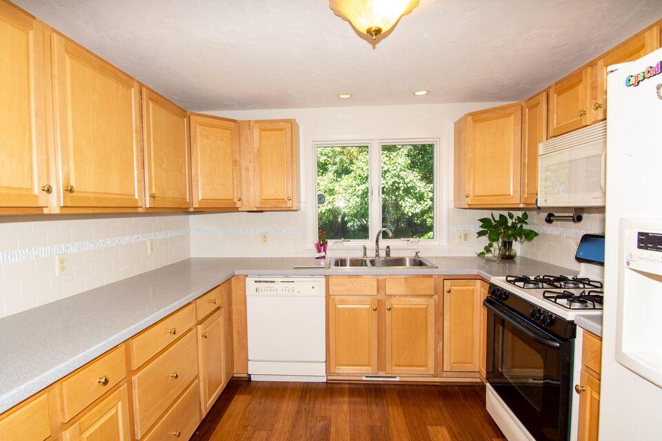 1 Upland Circle Mashpee, MA 02649 - Photo 5 of 40 styish kitchen