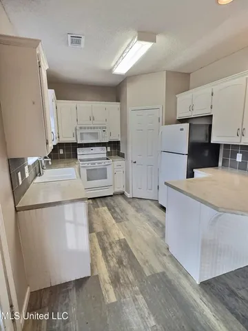 $1,700 | 9301 Blueberry Drive, Ocean Springs, MS 39564