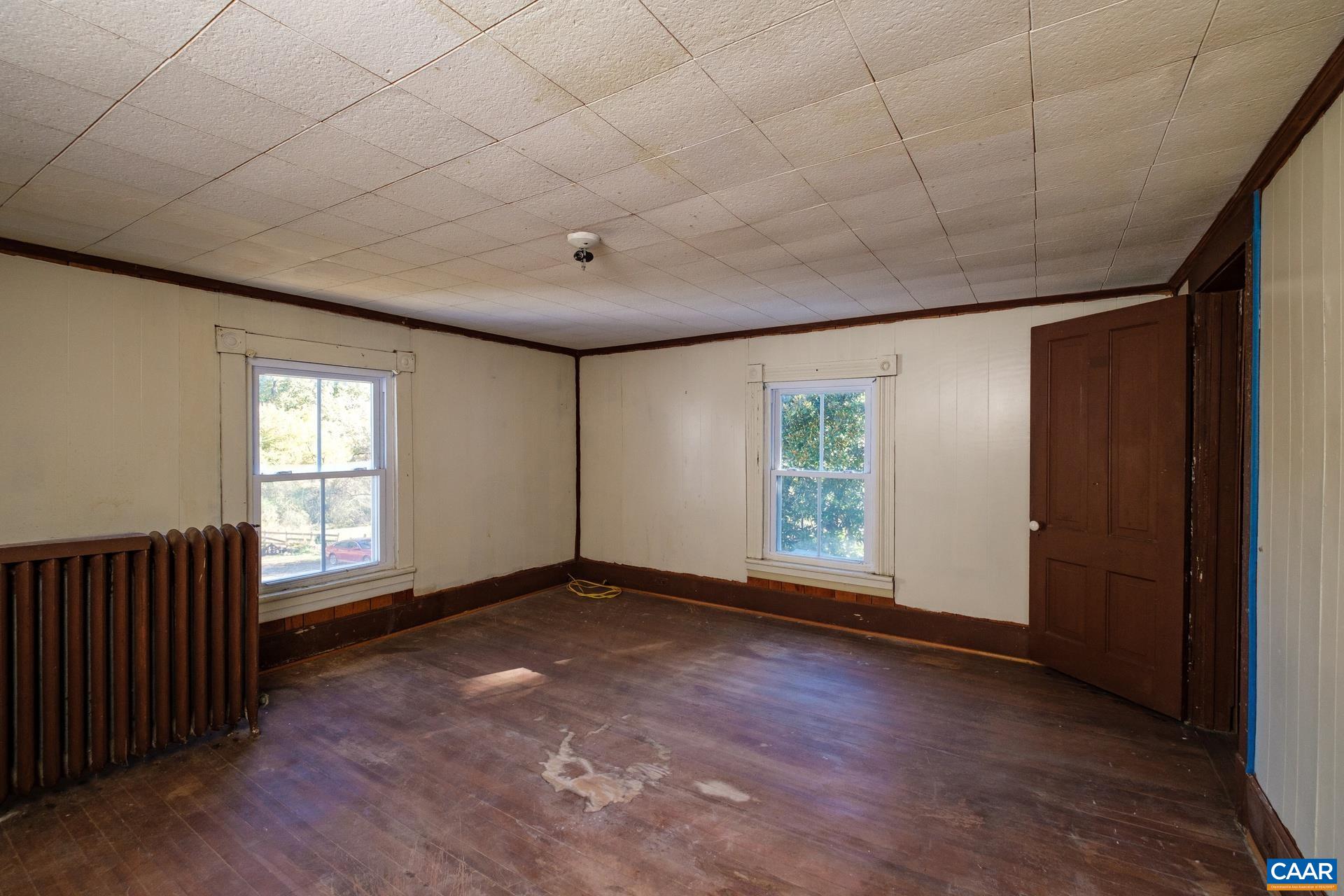 37 Pharsalia Road Roseland, VA 22967 - Photo 16 of 59 an empty room with windows