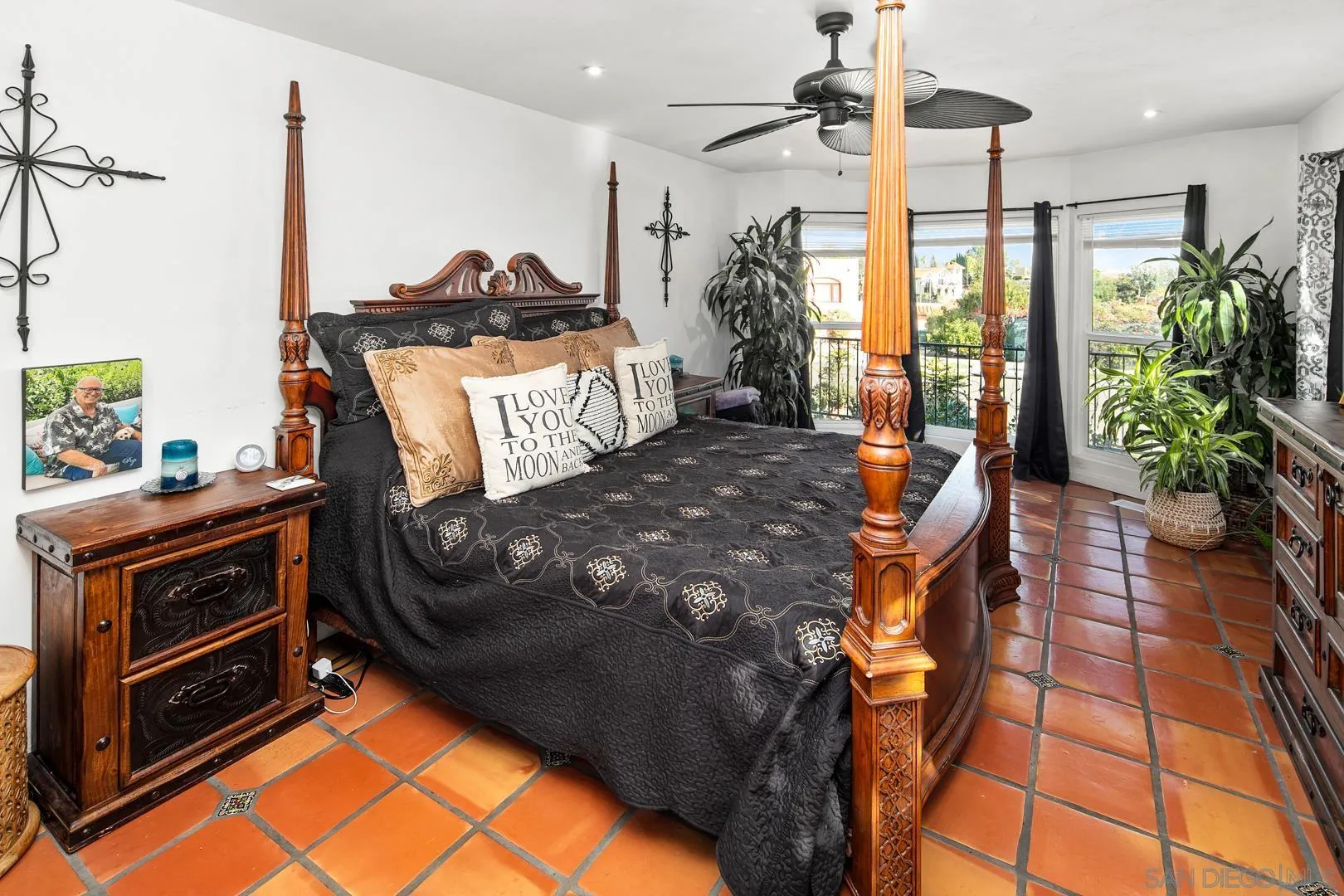 4195 Rochester Road San Diego, CA 92116 - Photo 28 of 39 a bed sitting in a room next to a window