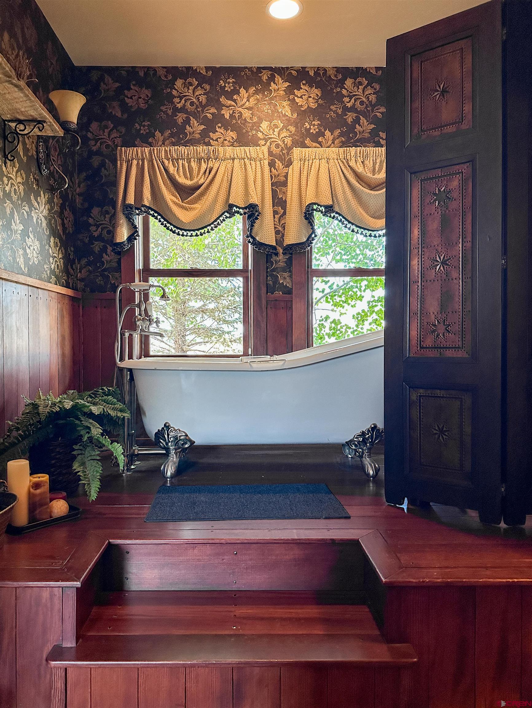 7276 5550th Road Olathe, CO 81425 - Photo 21 of 45 a room with potted plants and wooden floor