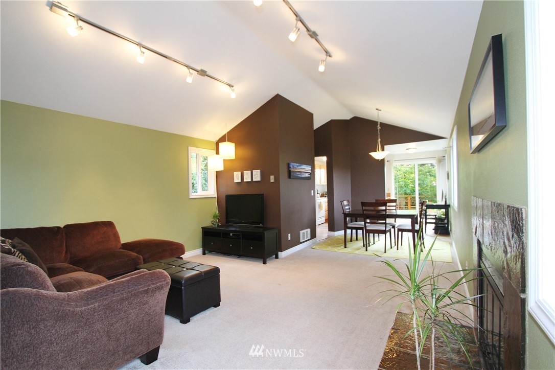 2317 North 56th Street Seattle, WA 98103 - Photo 3 of 21