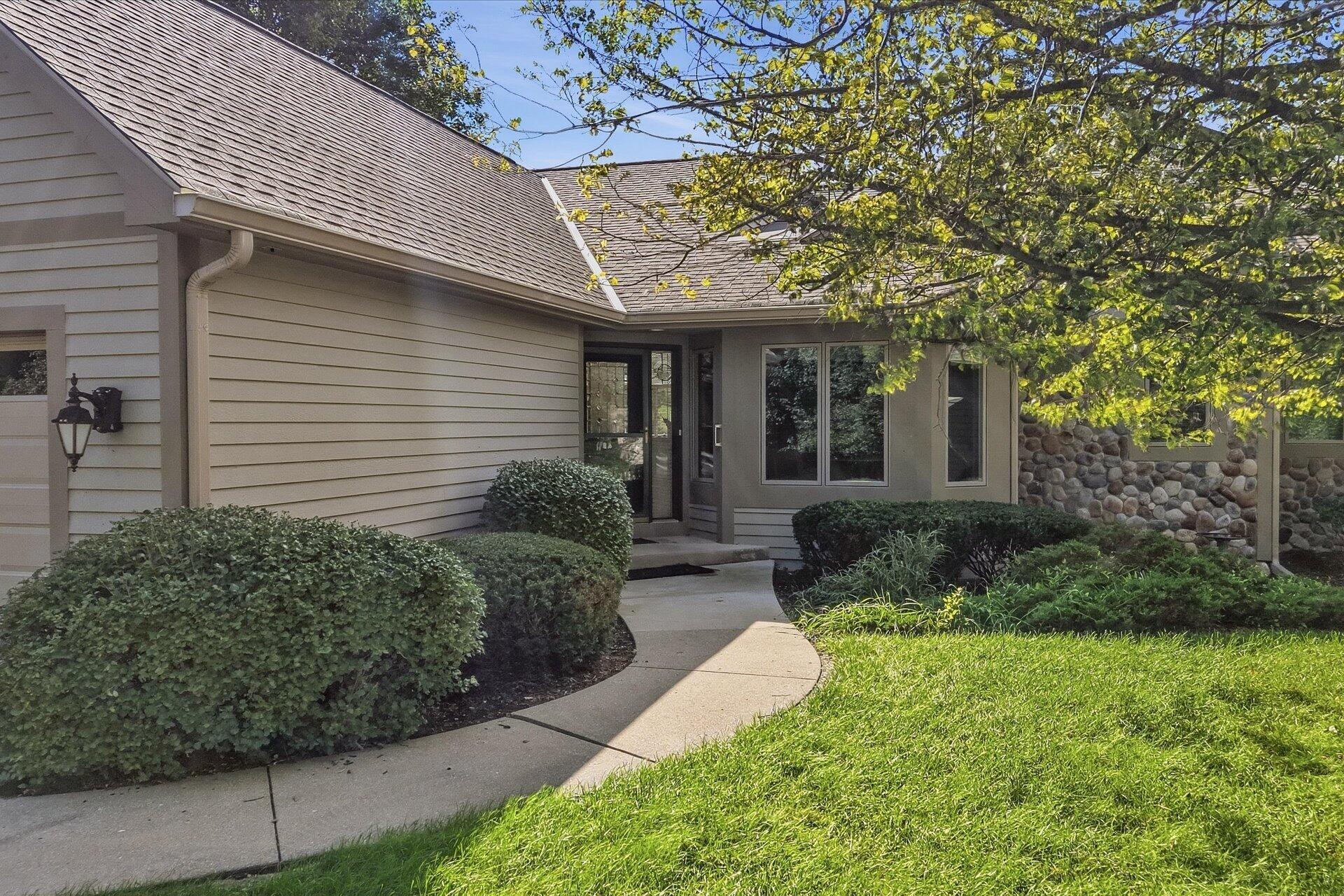 315 Oak Ridge Drive Hartland, WI 53029 - Photo 2 of 21 Private Entry