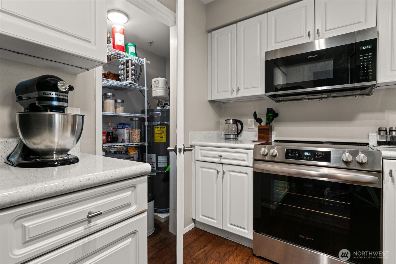 15150 140th Way Southeast, Unit T104 Renton, WA 98058 - Photo 19 of 40 a kitchen with a stove and a microwave