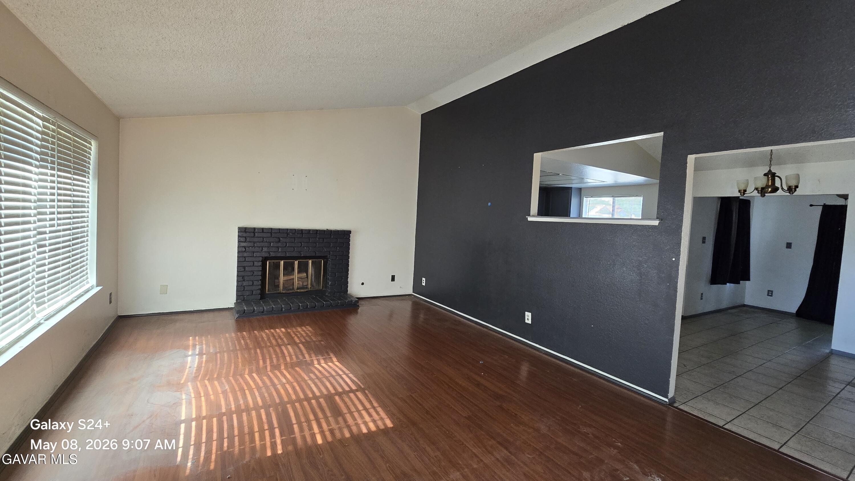 37007 Vía Del Rio Palmdale, CA 93550 - Photo 6 of 27 20260508_090728