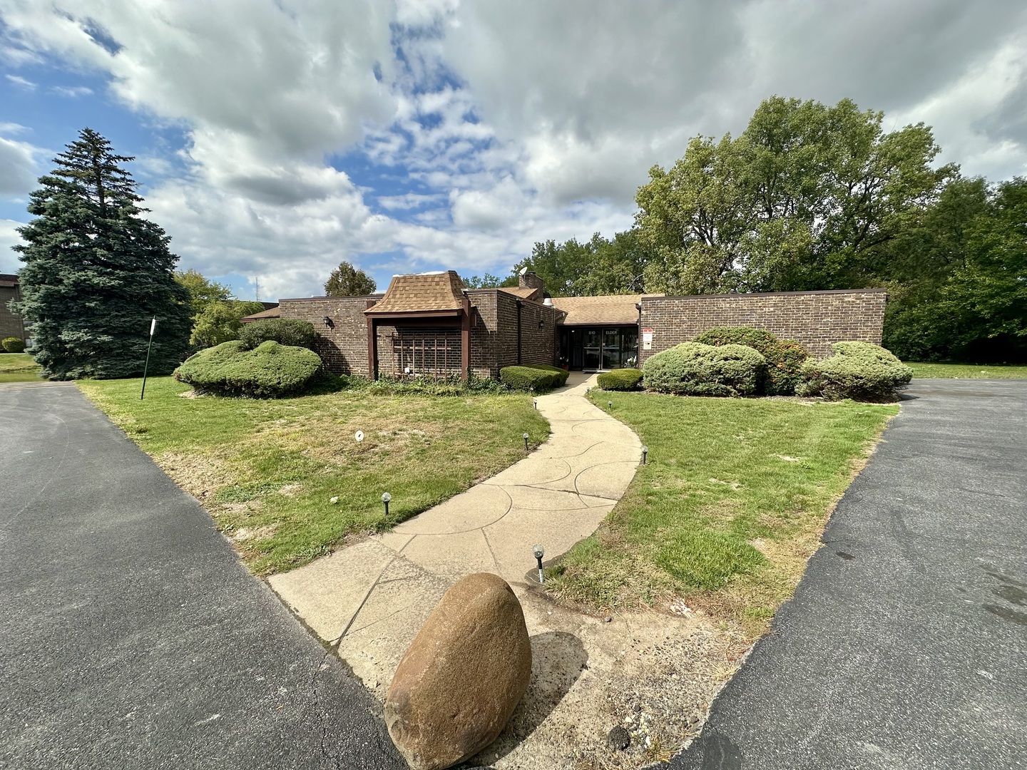 820 Elder Road, Unit C315 Homewood, IL 60430 - Photo 14 of 18 a view of backyard with green space