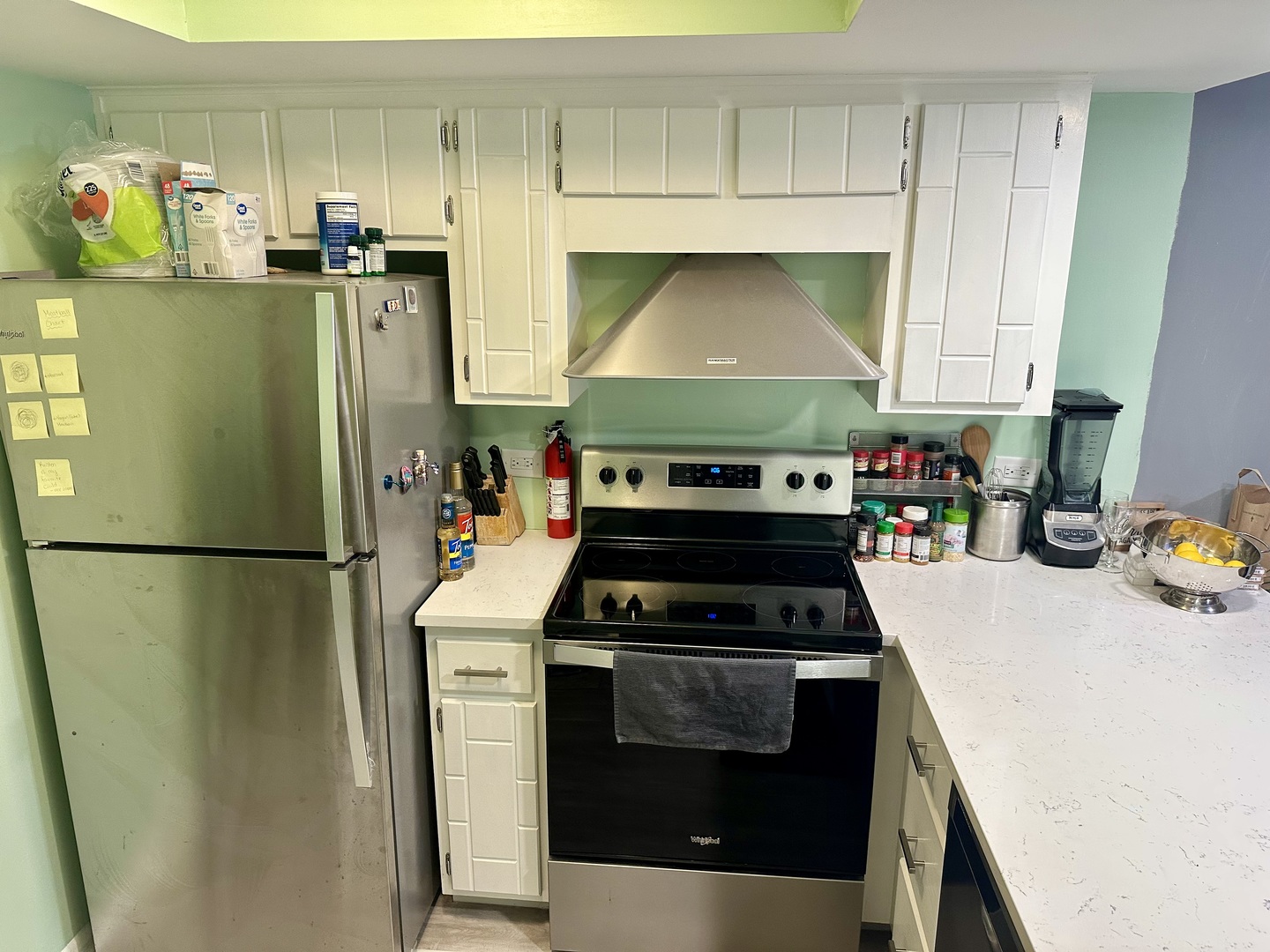 820 Elder Road, Unit C315 Homewood, IL 60430 - Photo 2 of 18 a kitchen with a stove and a refrigerator