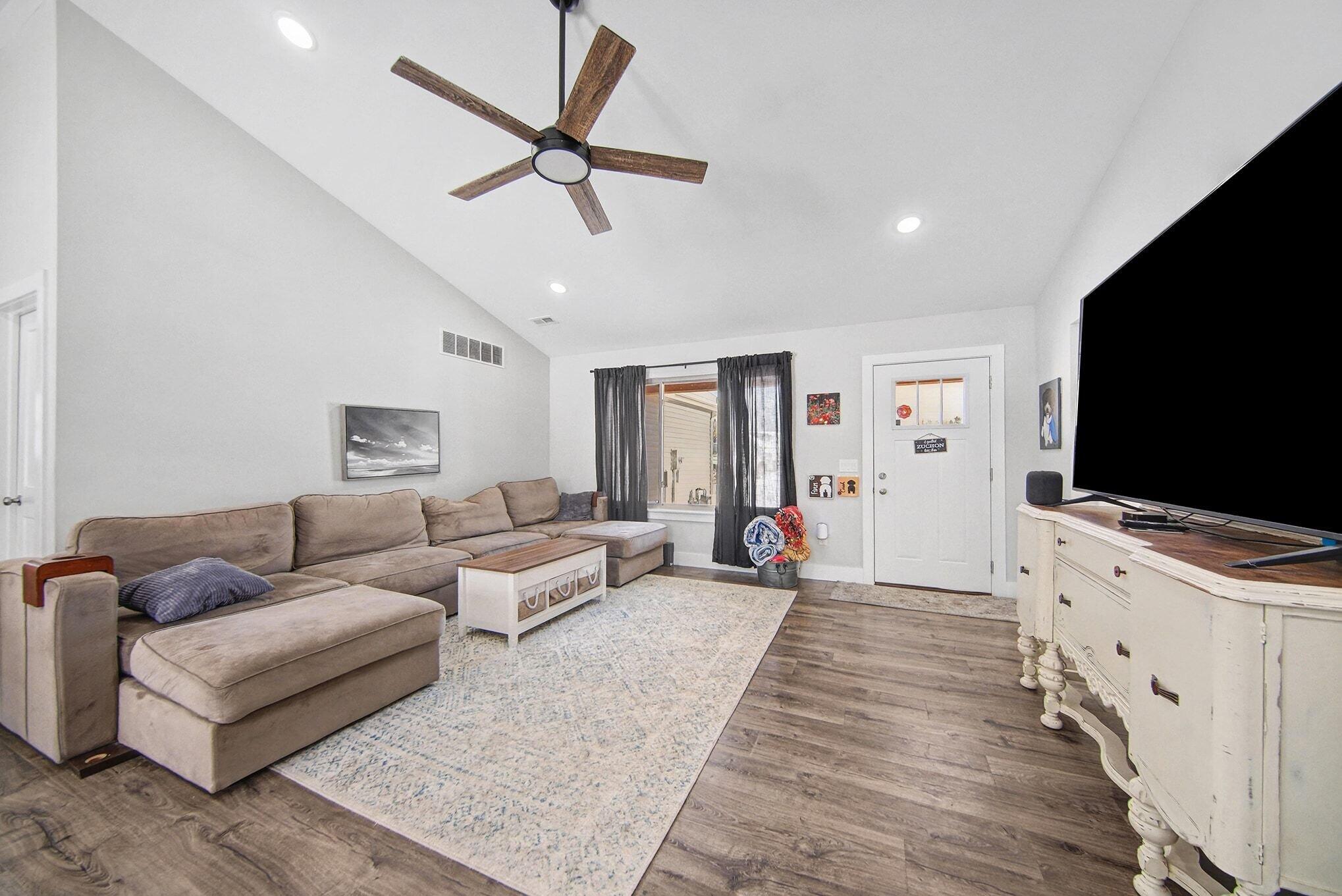 4729 Basin Street Adrian, MI 49221 - Photo 5 of 19 005_file_7050