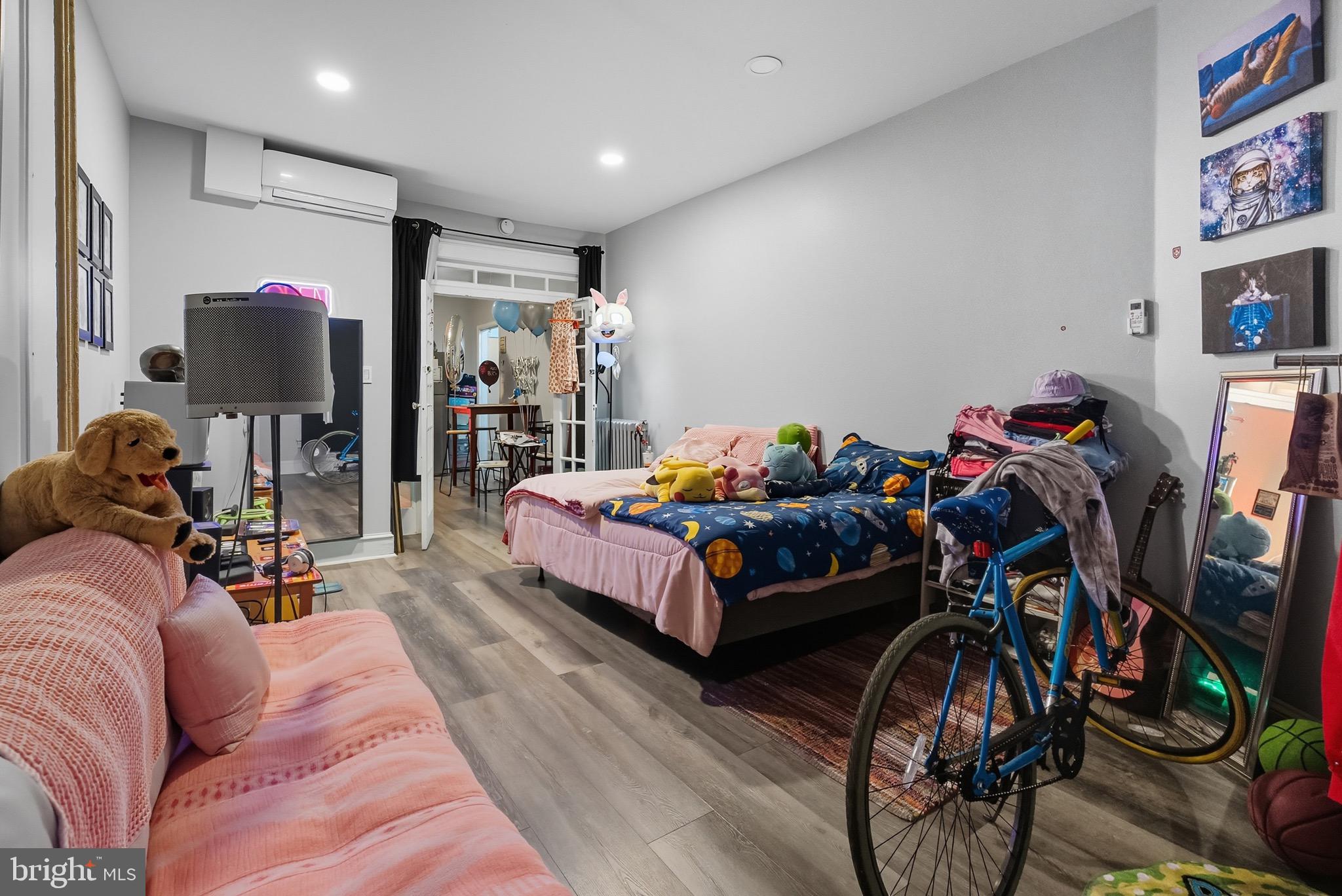 604 East 33rd Street Baltimore, MD 21218 - Photo 5 of 22 a bed room with furniture and a flat screen tv