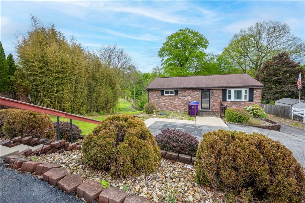 327 Beech Road Pittsburgh, PA 15239 - Photo 4 of 46
