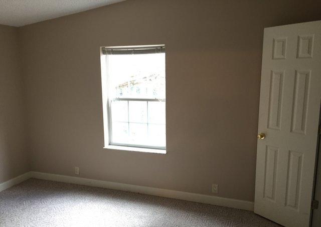 350 Robbins Road DeFuniak Springs, FL 32433 - Photo 10 of 13 an empty room with a window