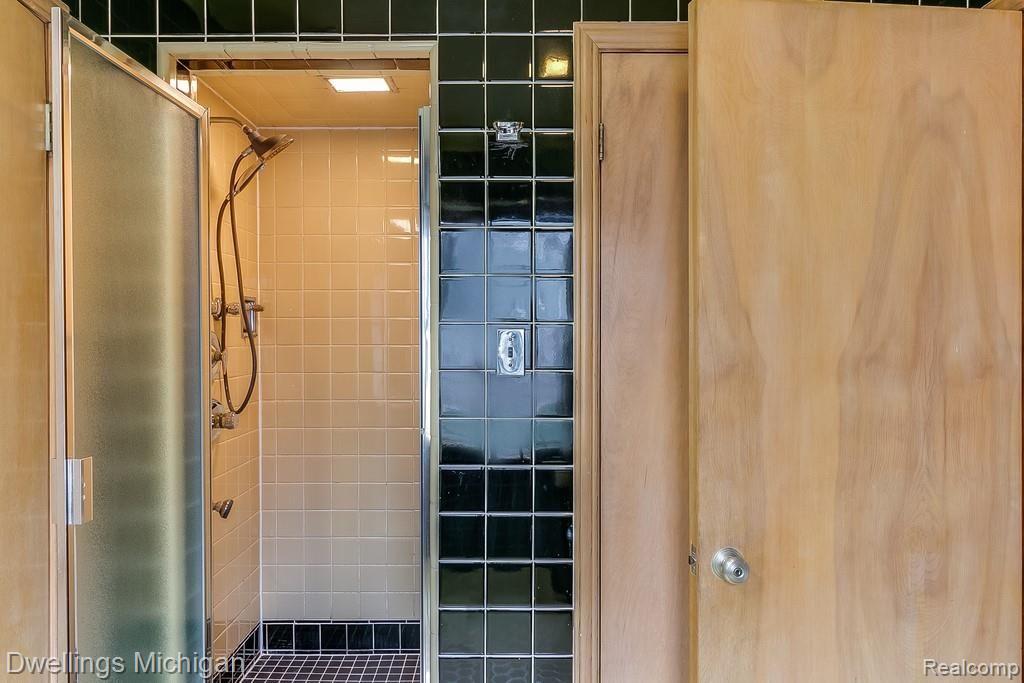 19410 Canterbury Road Detroit, MI 48221 - Photo 20 of 39 Jack and Jill bathroom off the Masterbedroom