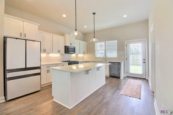 $325,000 | 10462 Highcrest Drive, Denham Springs, LA 70706