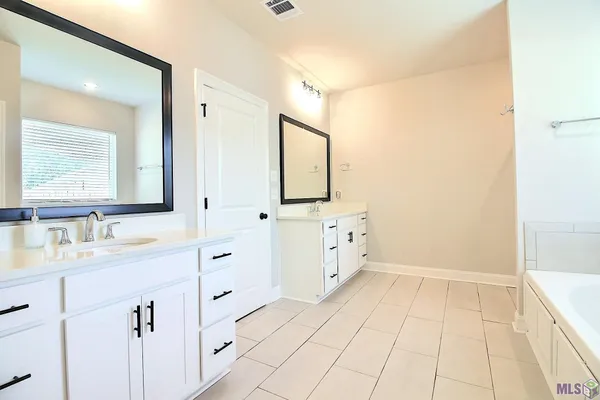 $325,000 | 10462 Highcrest Drive, Denham Springs, LA 70706