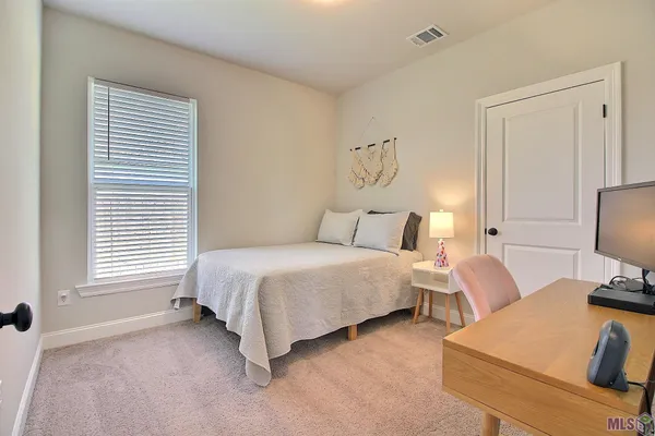 $325,000 | 10462 Highcrest Drive, Denham Springs, LA 70706