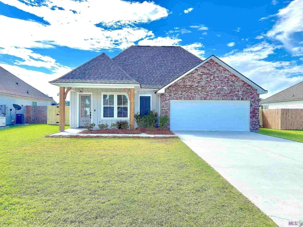 $325,000 | 10462 Highcrest Drive, Denham Springs, LA 70706