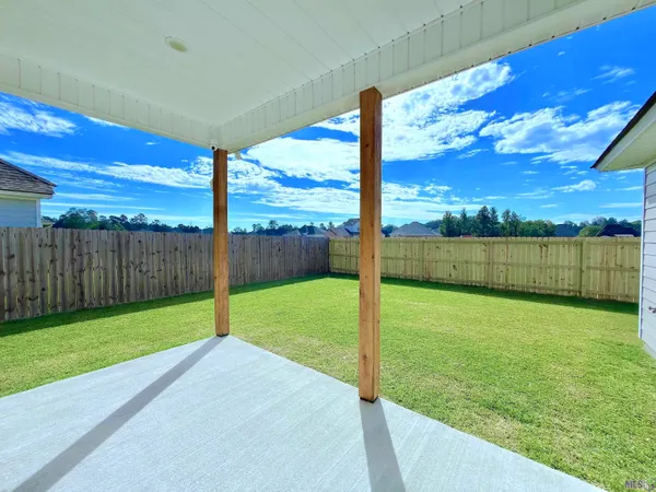 $325,000 | 10462 Highcrest Drive, Denham Springs, LA 70706