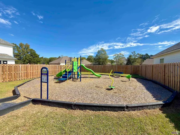 $325,000 | 10462 Highcrest Drive, Denham Springs, LA 70706