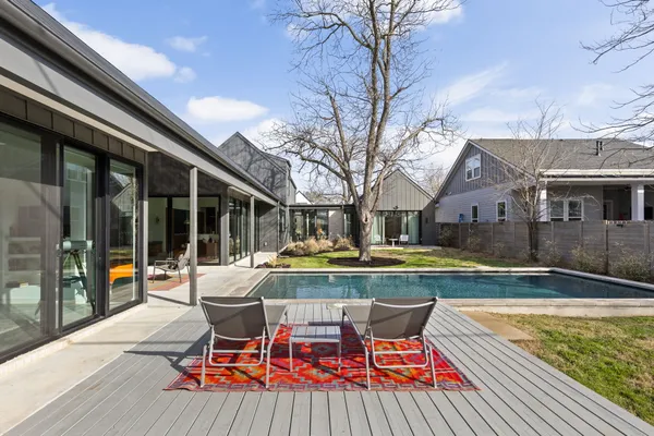 a view of a house with backyard