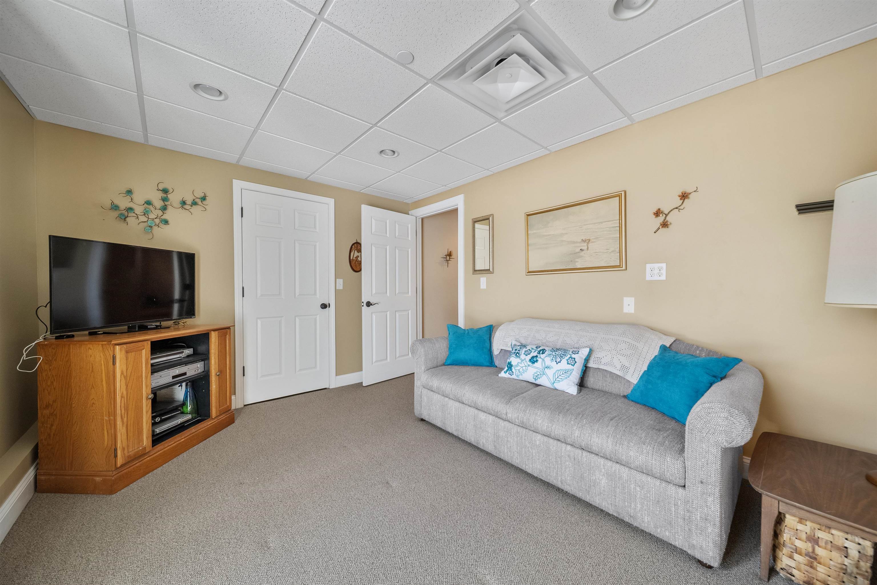 81 North High Street, Unit 10 Derry, NH 03038 - Photo 4 of 39