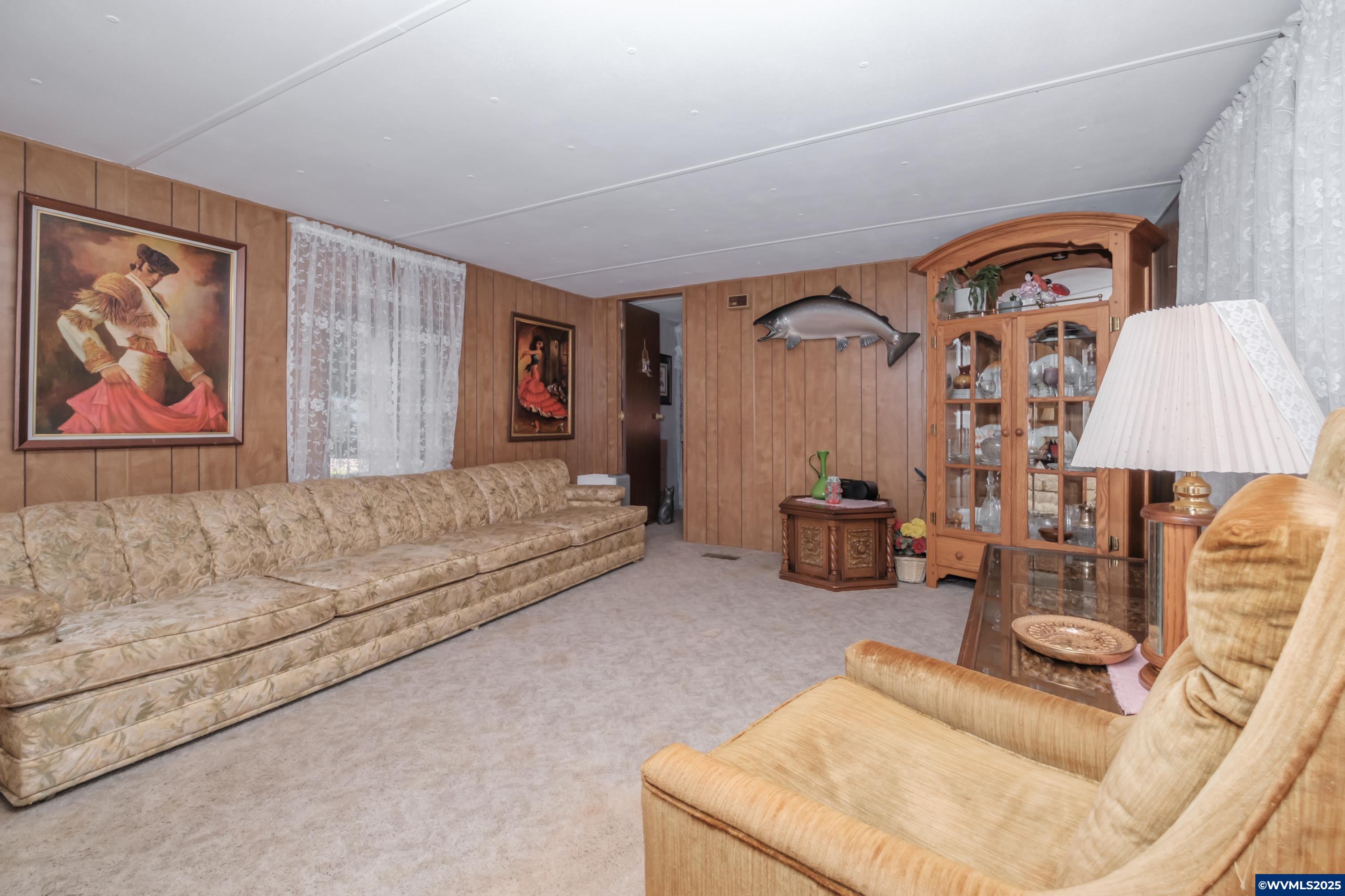 434 Rees Hill Road Southeast Salem, OR 97306 - Photo 25 of 35 a living room with furniture