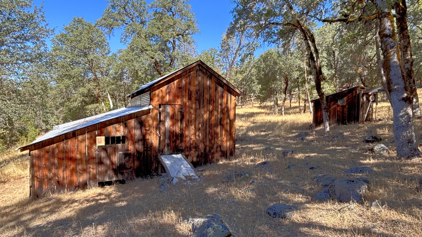 30183 Oak Run To Fern Road Whitmore, CA 96096 - Photo 31 of 37 Barn & chicken coop
