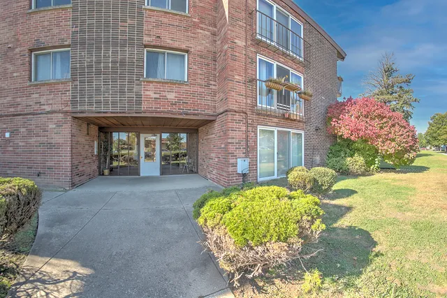 $217,500 | 10230 Washington Avenue, Unit 1D, Oak Lawn, IL 60453
