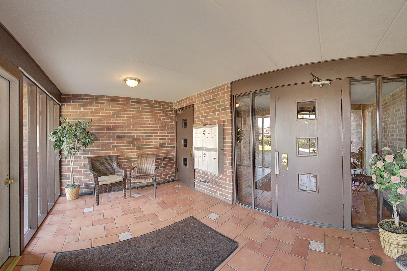 10230 Washington Avenue, Unit 1D Oak Lawn, IL 60453 - Photo 5 of 19 a living room with furniture and a potted plant