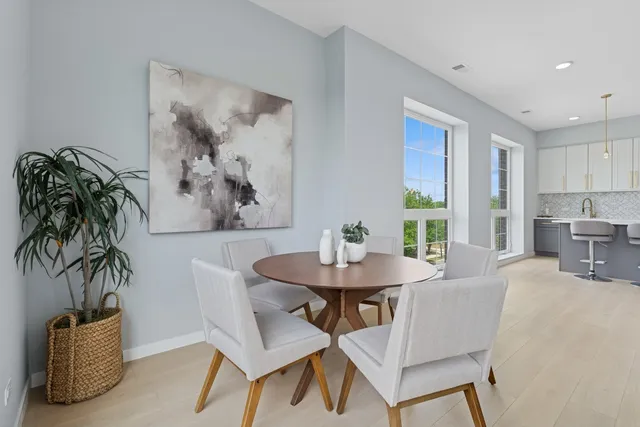 $595,000 | 5830 North Lincoln Avenue, Unit 3E, Chicago, IL 60659