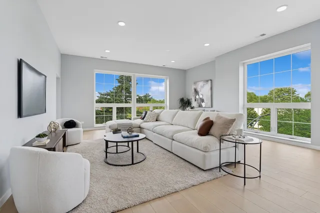 $595,000 | 5830 North Lincoln Avenue, Unit 3E, Chicago, IL 60659