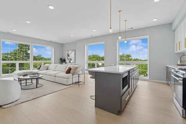 $595,000 | 5830 North Lincoln Avenue, Unit 3E, Chicago, IL 60659