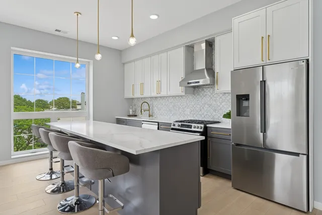 $595,000 | 5830 North Lincoln Avenue, Unit 3E, Chicago, IL 60659