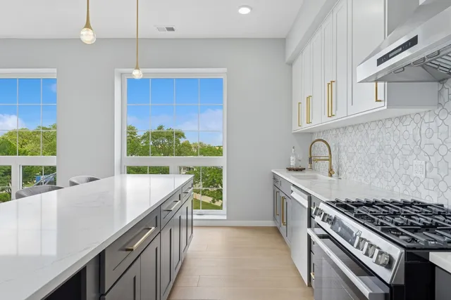 $595,000 | 5830 North Lincoln Avenue, Unit 3E, Chicago, IL 60659