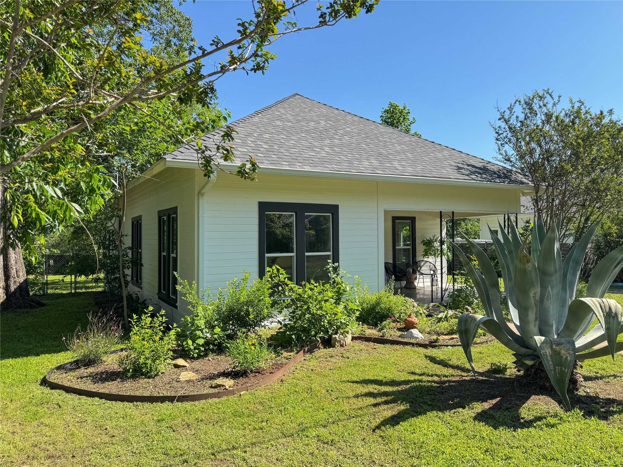 302 East Brenham Street Elgin, TX 78621 - Photo 27 of 38 View of front yard landscaping